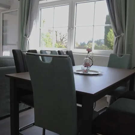 Premium-gartenwohnung, 4 Schlafzimmer & Pool In Woerthersee Naehe Apartment
