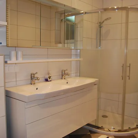 Premium-gartenwohnung, 4 Schlafzimmer & Pool In Woerthersee Naehe