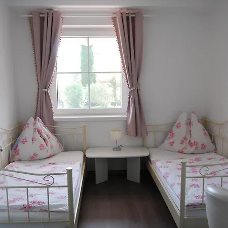 Premium-gartenwohnung, 4 Schlafzimmer & Pool In Woerthersee Naehe Apartment